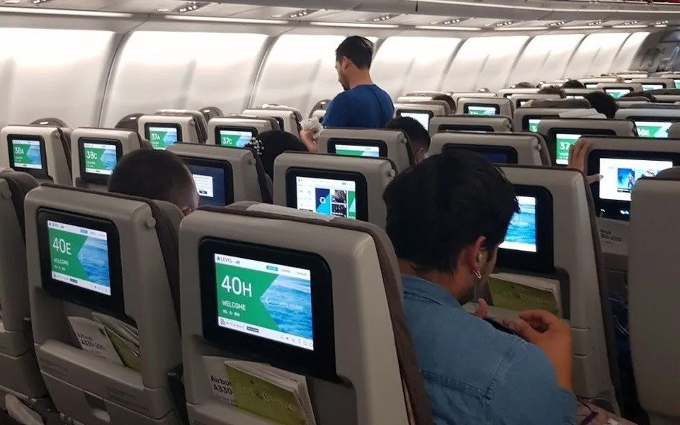 Tragedia en el aire: murió una mujer en pleno vuelo desde Barcelona a Ezeiza