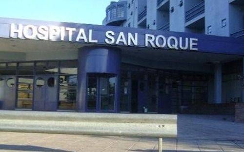 Conmoción en un hospital de La Plata: un paciente cayó al vacío y murió