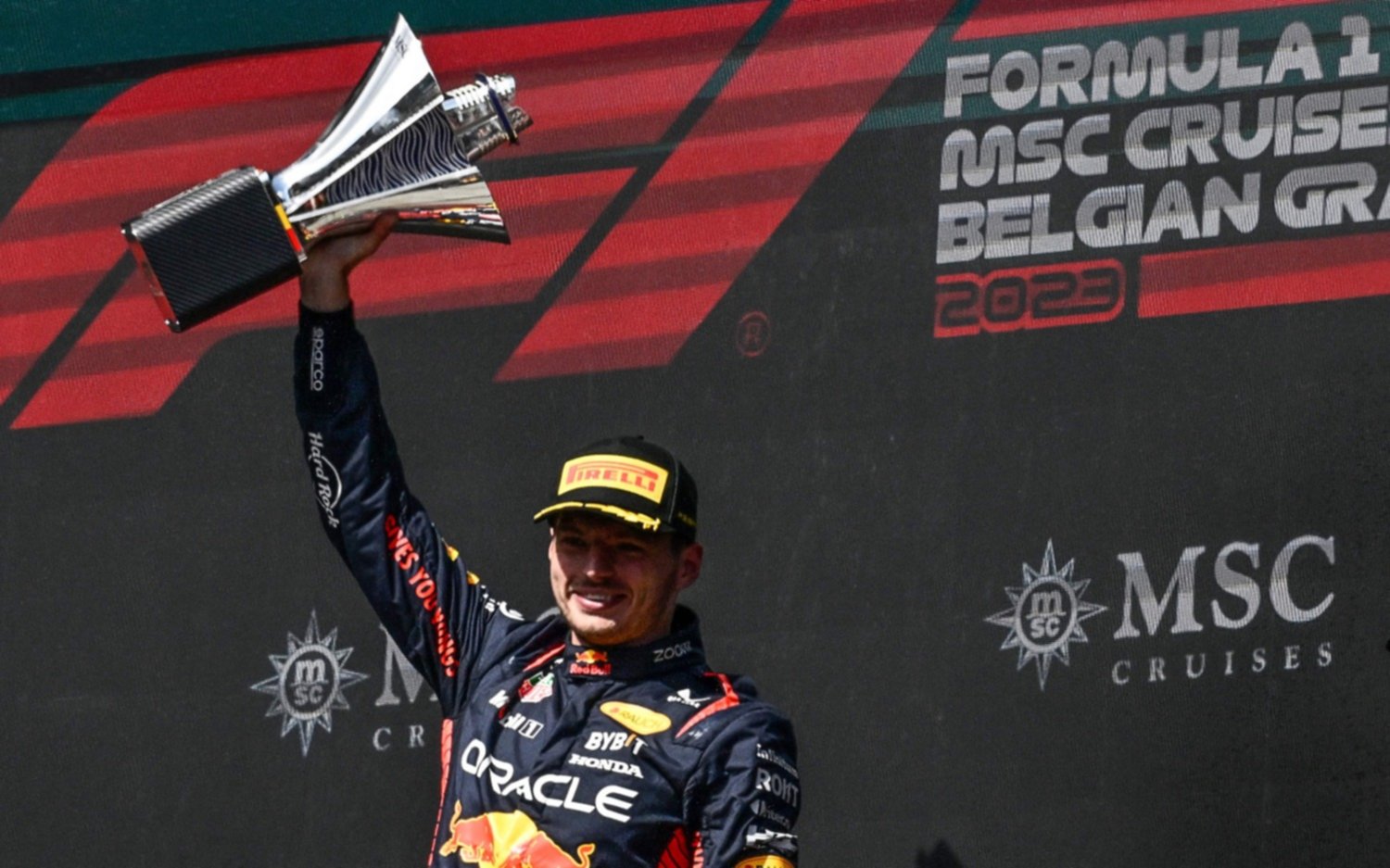 Verstappen hilvanó su octava victoria al hilo en la Fórmula 1 y volvieron a romper su trofeo en los festejos