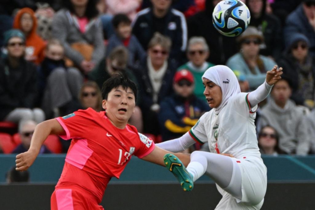 Una marroquí, la primera mujer con velo en jugar un Mundial de Fútbol femenino