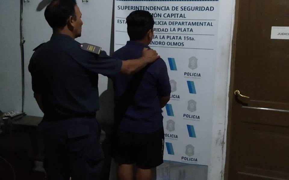 "Exhibiciones obscenas": se masturbó frente a una mujer en la parada de micros en La Plata y terminó tras las rejas