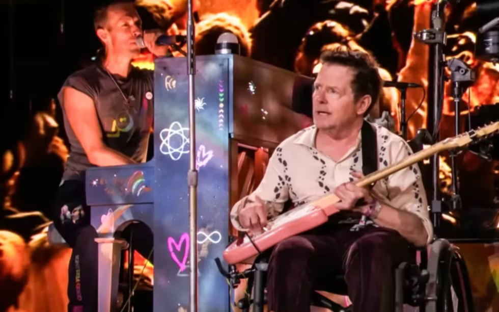 Michael J. Fox tocó con Coldplay en el Festival de Glastonbury