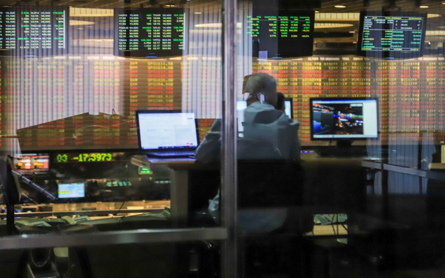 El dólar blue marcó un nuevo récord al superar los $1.400 y las acciones argentinas cayeron hasta un 10% en Wall Street