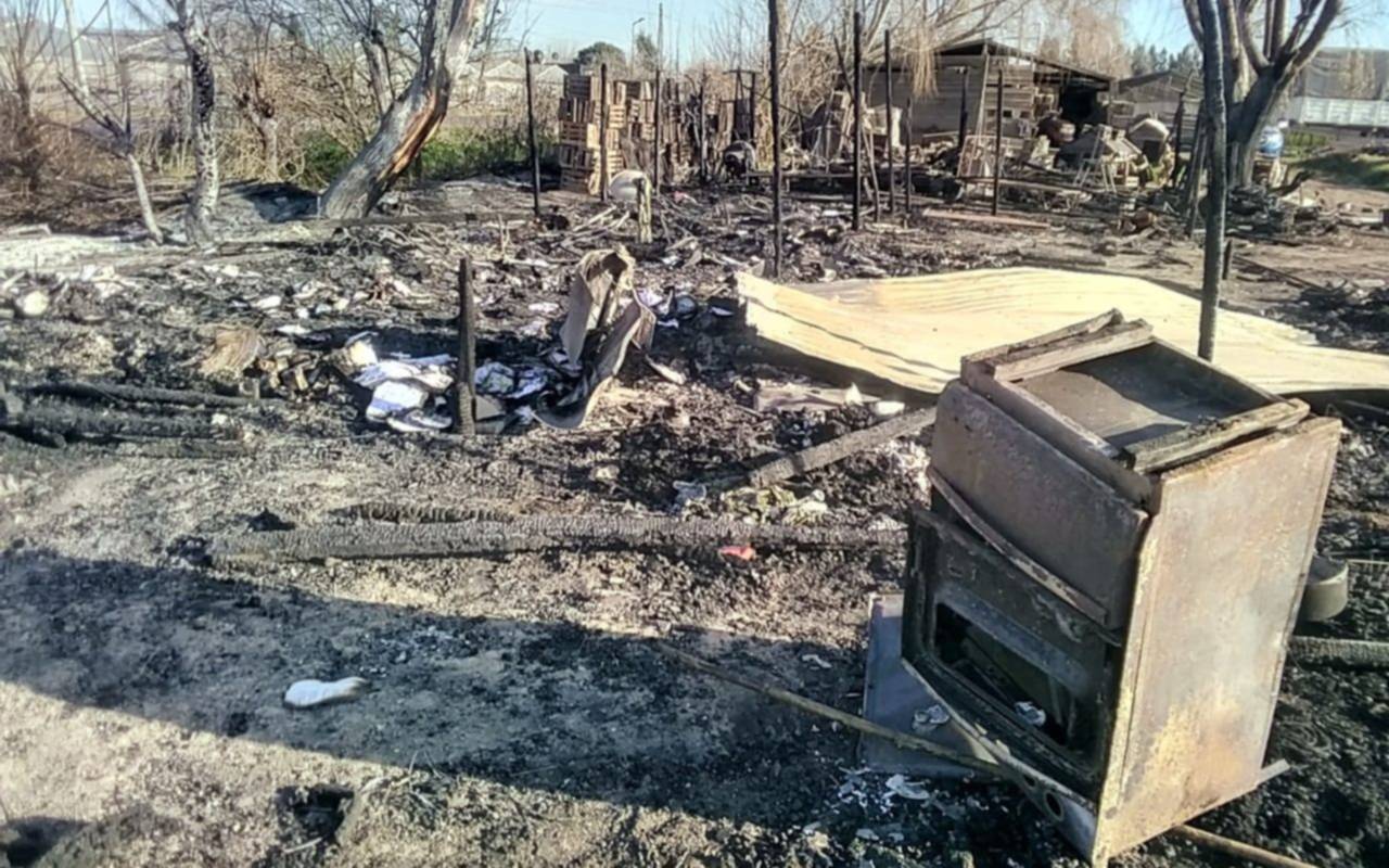 Un voraz incendio consumió cuatro casillas en Abasto y las familias afectadas piden ayuda