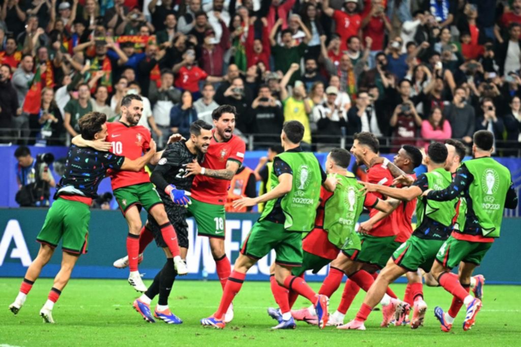 Diogo Costa salvó a Cristiano y Portugal jugará contra Francia