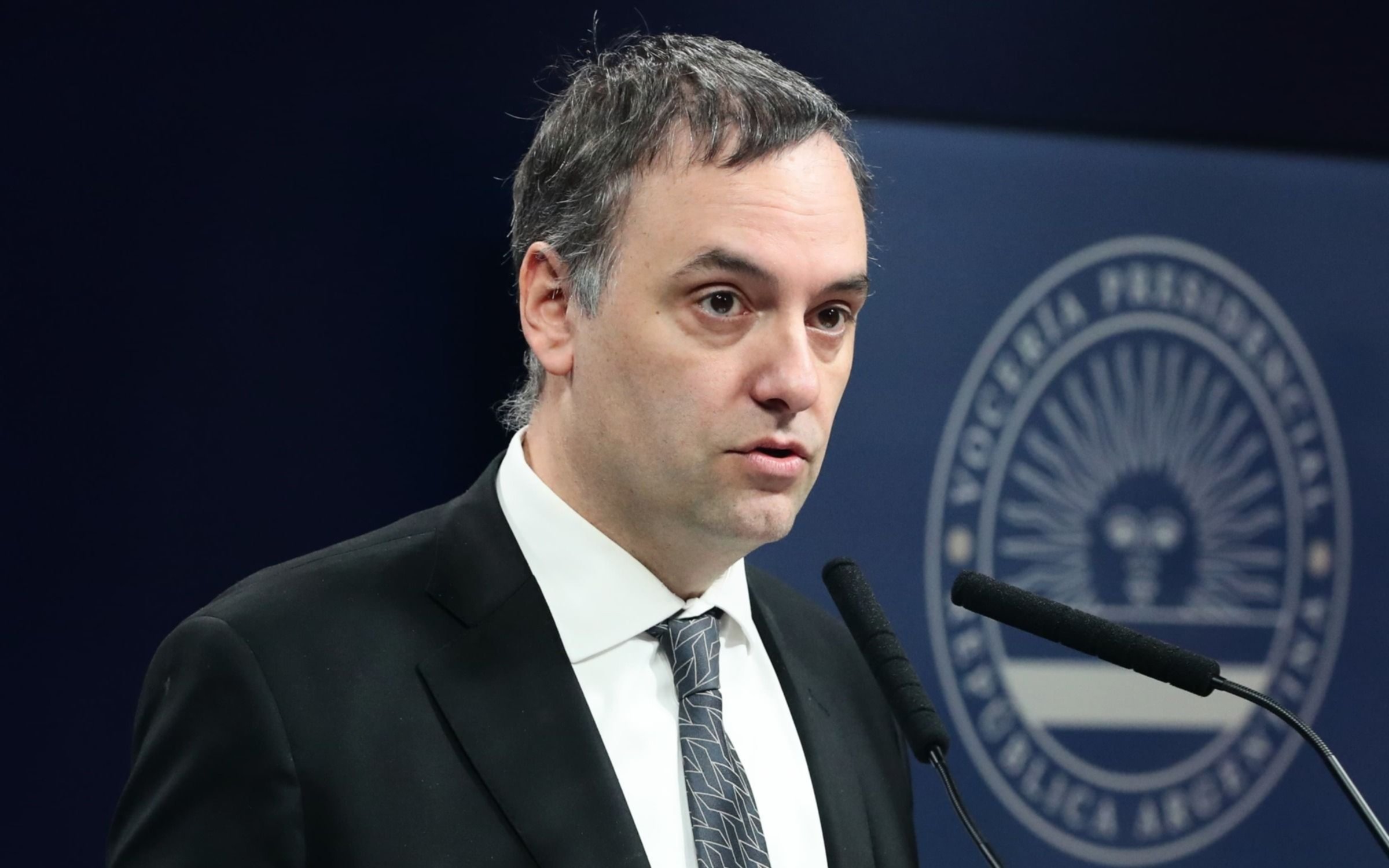 El Gobierno le baja el tono a la disparada del dólar: "No damos un paso atrás ni para tomar impulso"