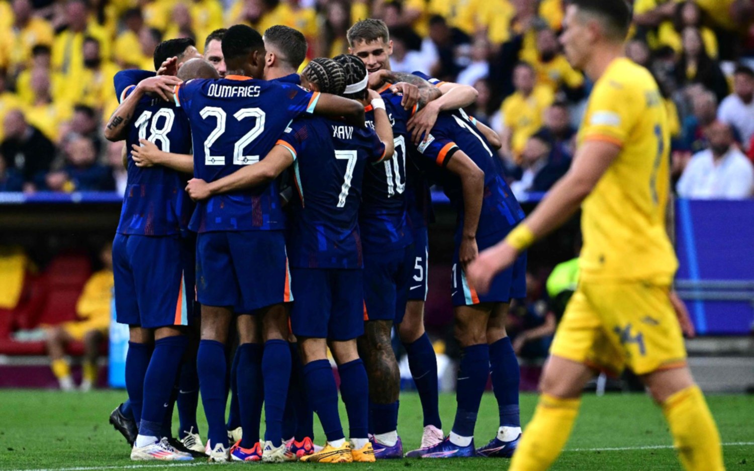 Países Bajos goleó 3 a 0 a Rumania y avanzó a los cuartos de final de la Eurocopa