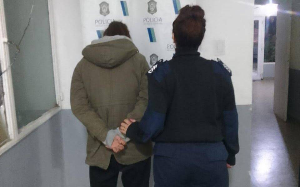 Presa y desafectada: policía durante el día y "viuda negra" por la noche, el caso de una oficial en Berisso