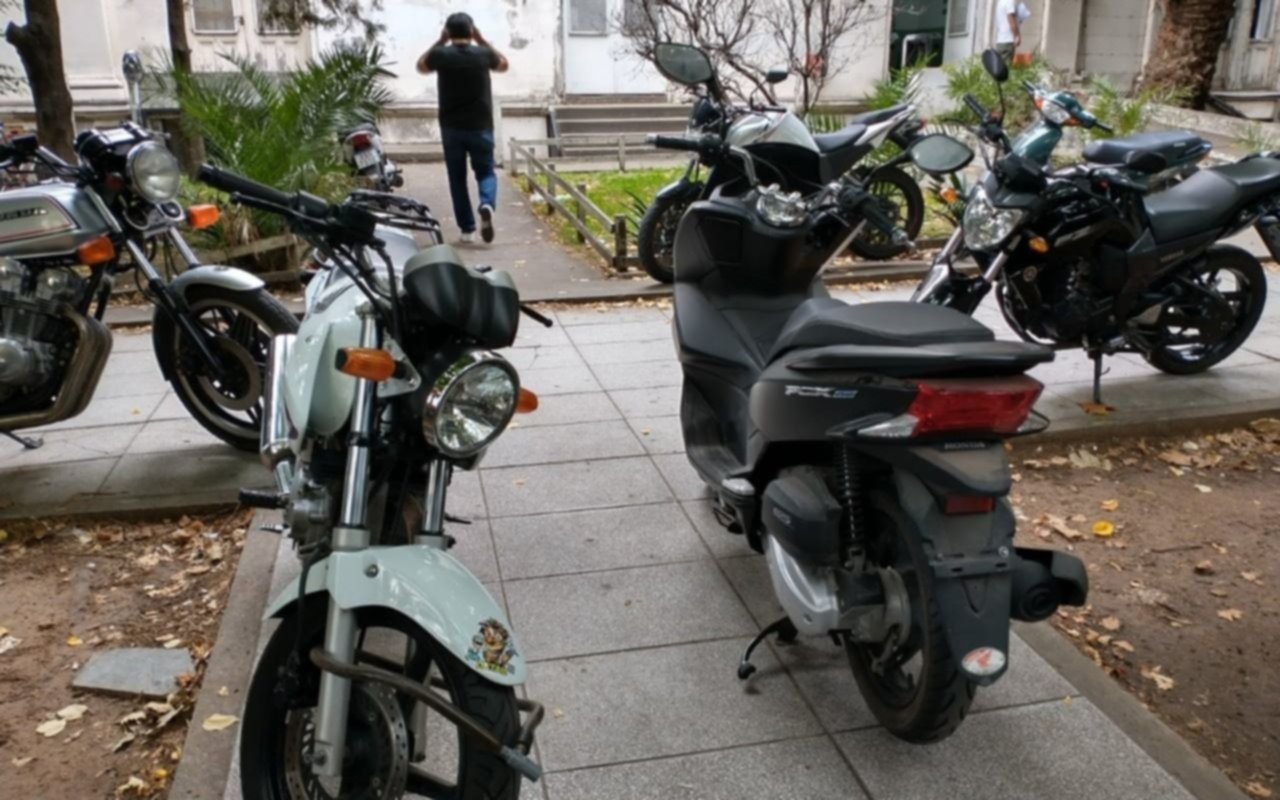 En el centro de La Plata: buscan que haya lugares reservado para estacionar motos