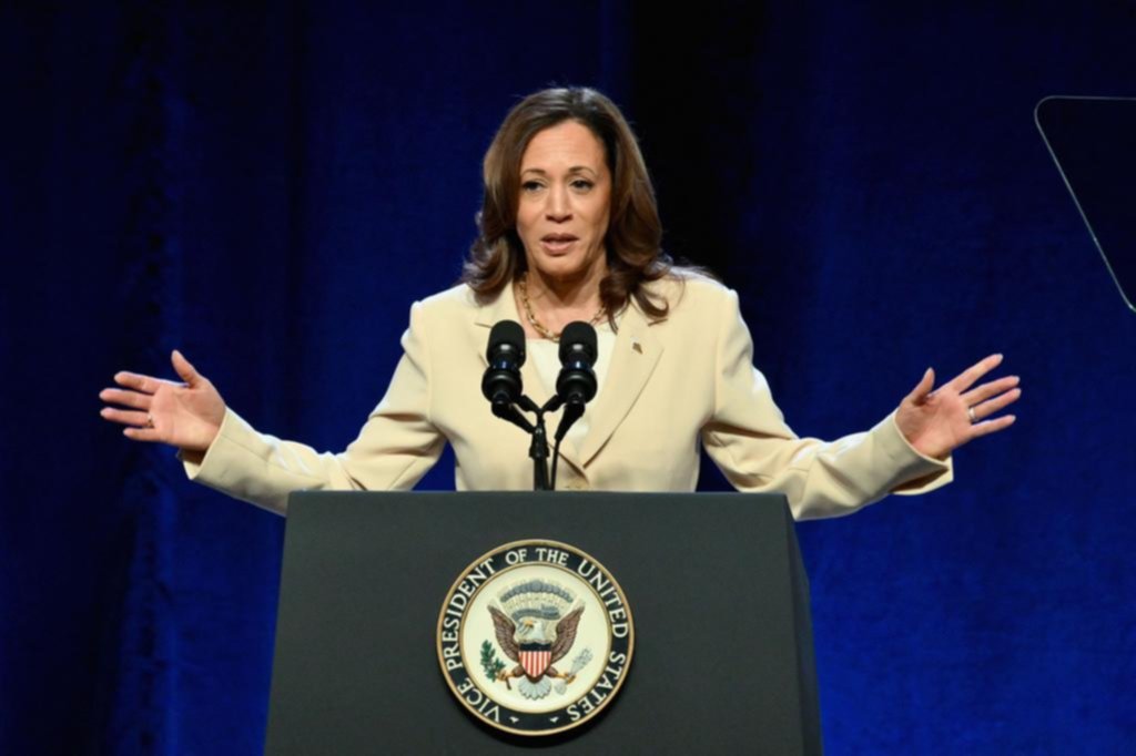 Kamala Harris hace equilibrio en medio de la turbulencia