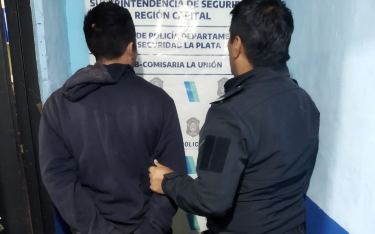 ¡Cuánta violencia en La Plata! Una mujer caminaba por la calle y sin mediar palabra le dieron un trompazo