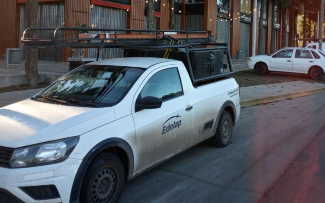 Denuncian que varios locales están "colgados de la luz" en un paseo comercial de La Plata