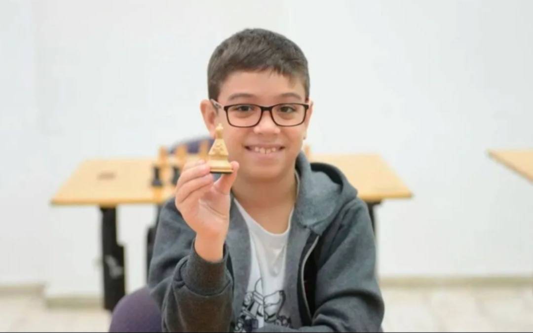 Faustino Oro sigue haciendo historia: derrotó al número dos del mundo en ajedrez