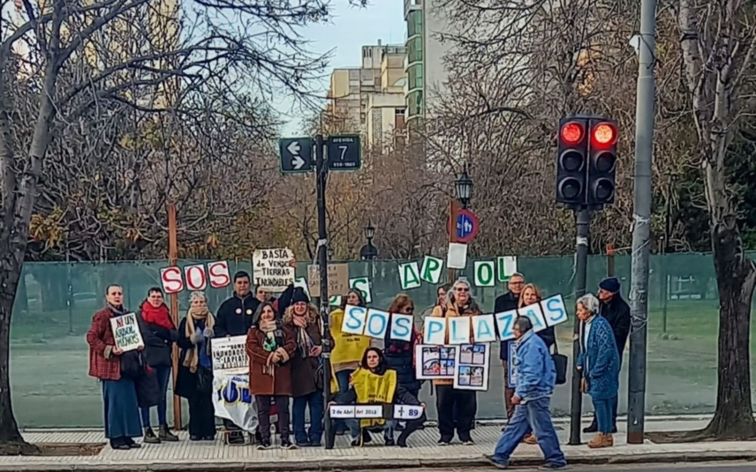 Vecinos de las plazas céntricas de La Plata preocupados por las obras