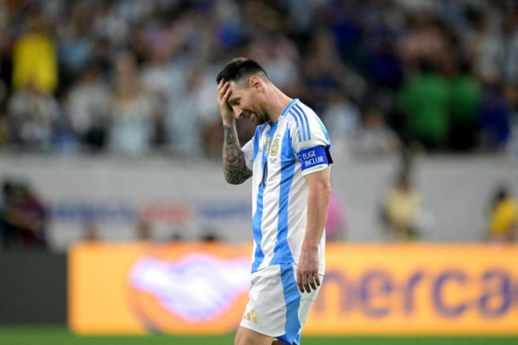 Diezmado y en su versión más terrenal, Messi no pudo ser el de siempre
