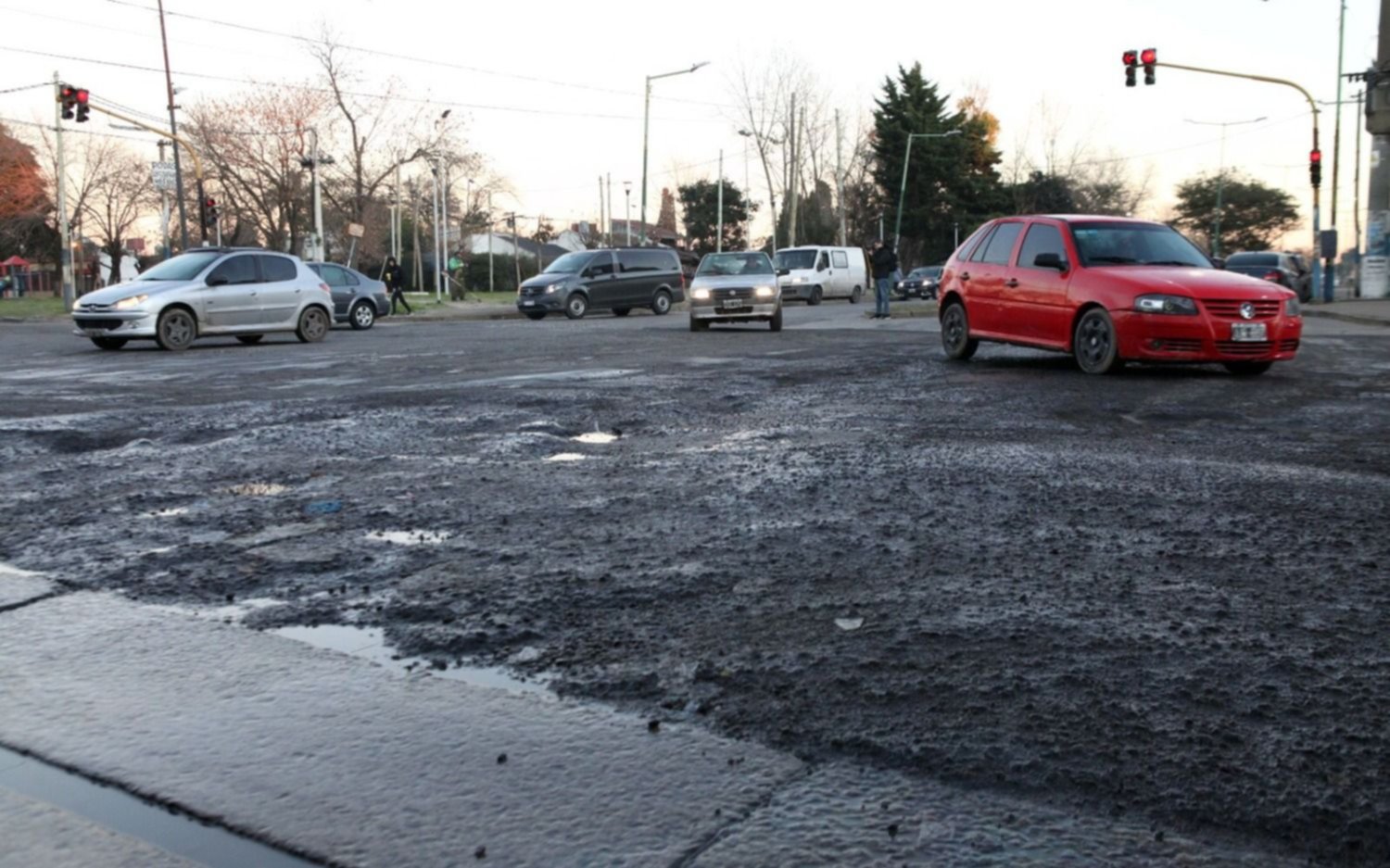 Arrancaron a pavimentar una calle clave de La Plata