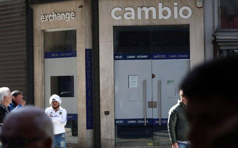 En alza y arriba de los $1400: a cuánto cerró el dólar "la semana más caliente del año"