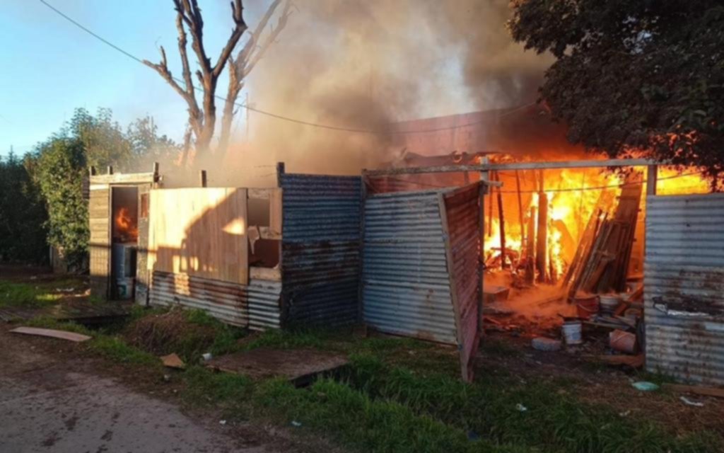 Temor y tensión en Gonnet por un voraz incendio al filo de la tragedia