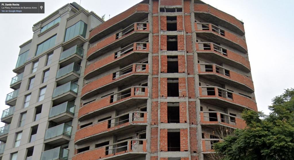 Constructores con un reclamo por la luz de obra en La Plata