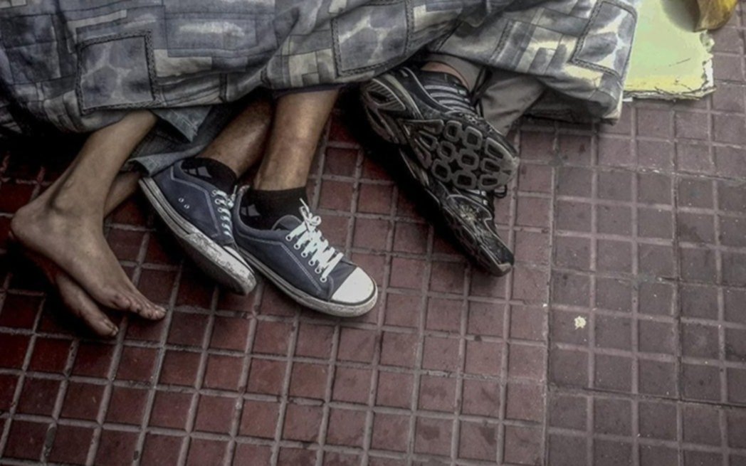 Frío extremo en La Plata: a dónde llamar por las personas en situación de calle