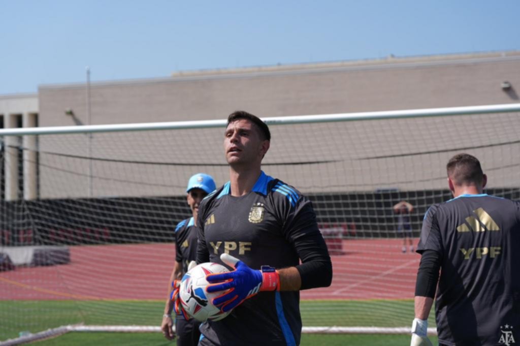 La Selección se entrenó en Houston, viajó a Nueva Jersey y Scaloni haría cambios