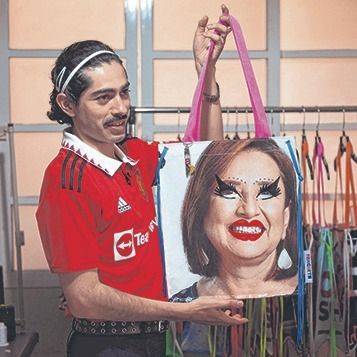 ¡Lo bien que nos vendría!: reciclan y la dan uso a la basura de las elecciones
