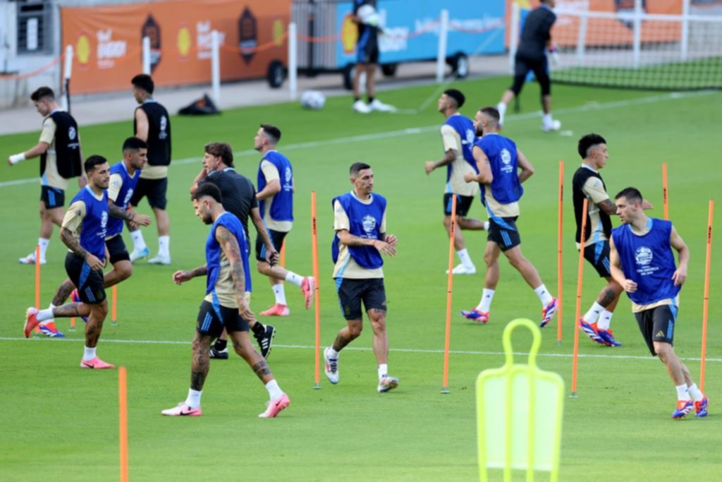 Scaloni analiza la chance de poner nuevamente a Messi y a Di María desde el inicio