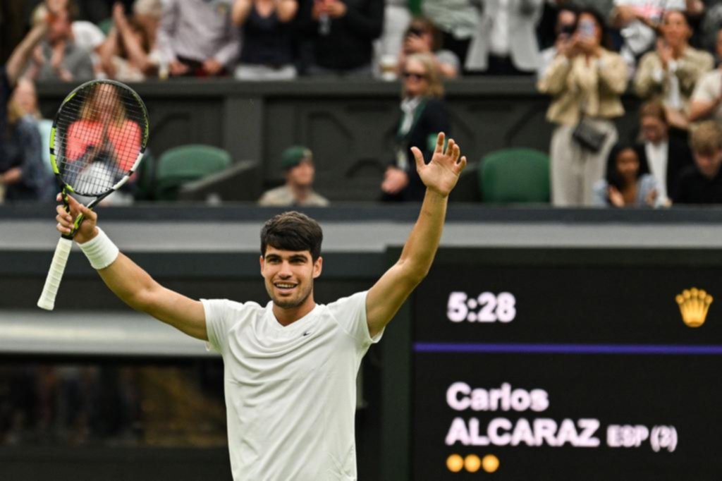 Alcaraz y Sinner avanzan a pie firme en el césped de Wimbledon