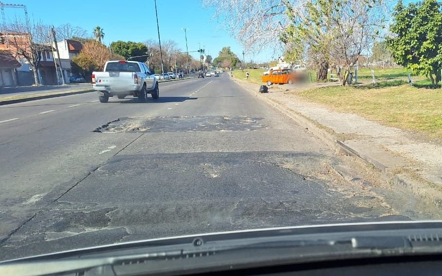 Los Hornos: avenida 131 y un bache peligroso para los vecinos