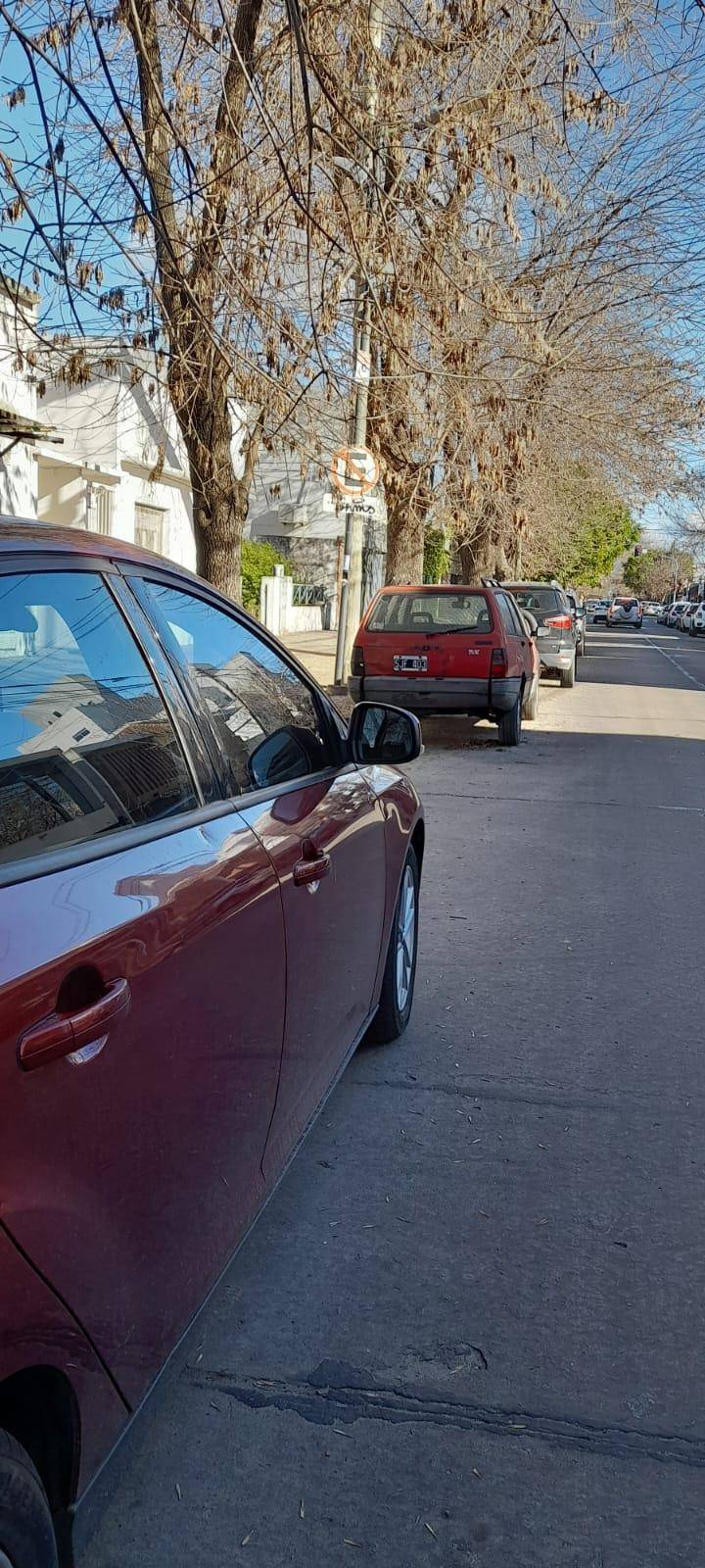 Un “prohibido estacionar” que apenas se ve