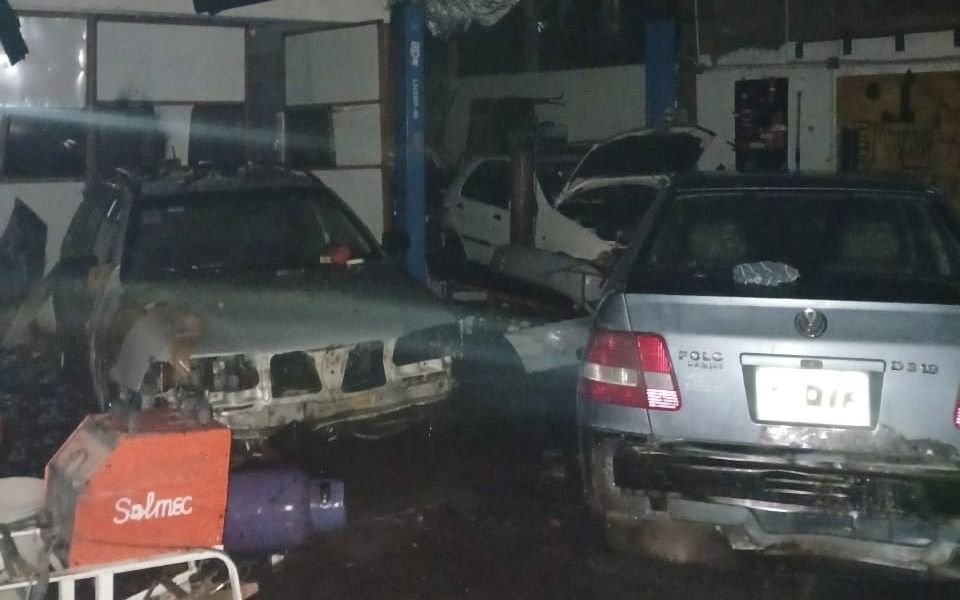 Voraz incendio en un taller mecánico de La Plata: varios vehículos afectados por el fuego