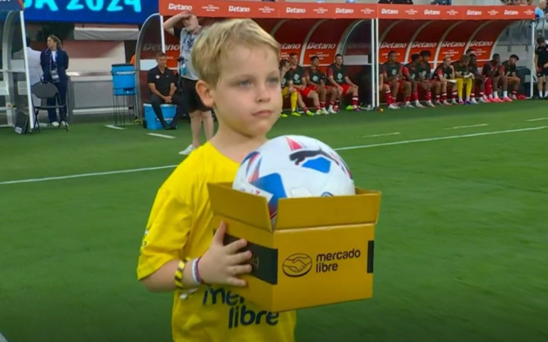 Argentina vs Canadá: Mirko, el hijo de Marley, entró con la pelota y se volvió viral