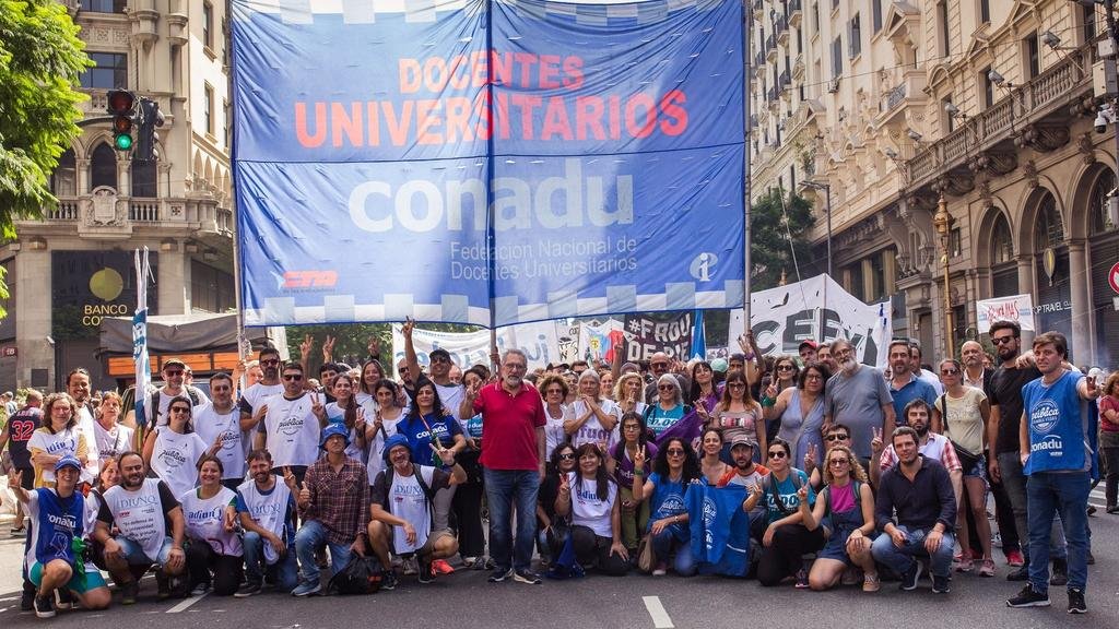 Paros, marchas y asambleas: se debaten las medidas que afectarían a facultades y colegios de la UNLP tras las vacaciones de invierno