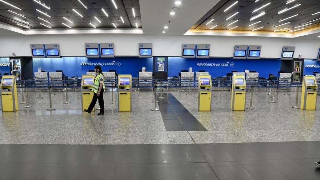 Aeronáuticos anuncian medidas de fuerza que complicarían los vuelos en el inicio de las vacaciones de invierno