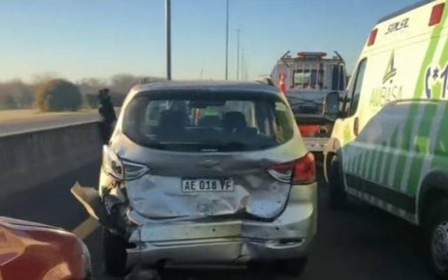 Choque múltiple y heridos en la Autopista
