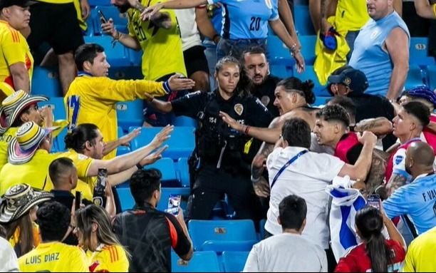 VIDEO. ¡A las piñas! Jugadores de Uruguay se pelearon con hinchas de Colombia en la tribuna