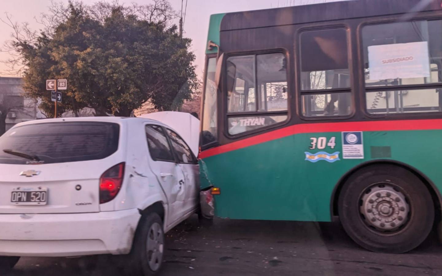 Fuerte impacto entre un auto y un micro de la línea 307 en La Plata