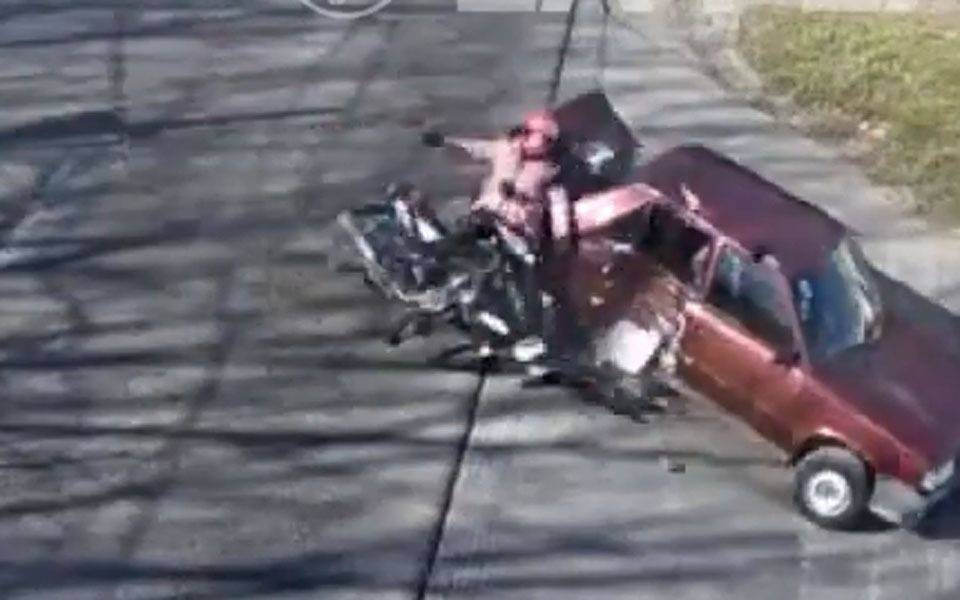 VIDEO. La Plata: una motociclista "por el aire" en el Camino General Belgrano