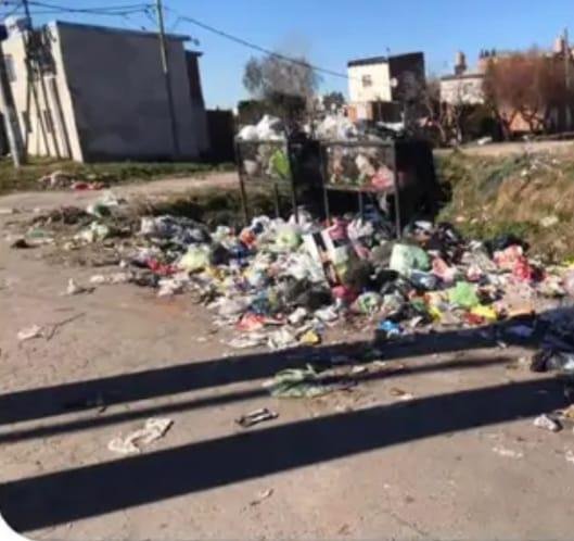 Denuncian que hay un basural en la esquina de 70 y 146