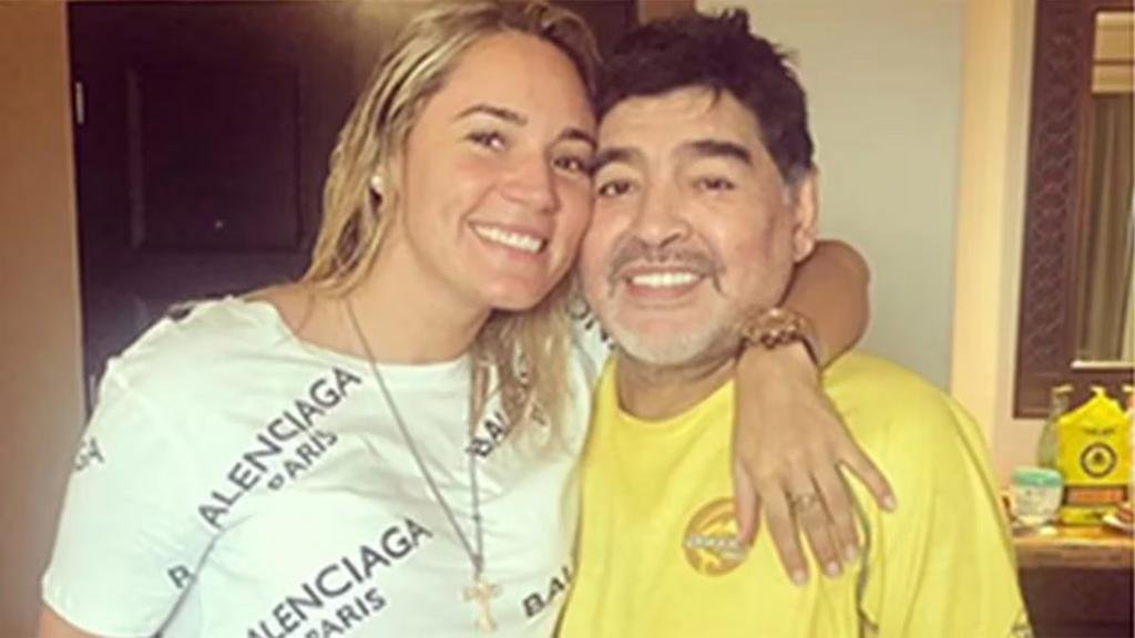 Oliva ya no llora por Diego, factura: publicará un libro