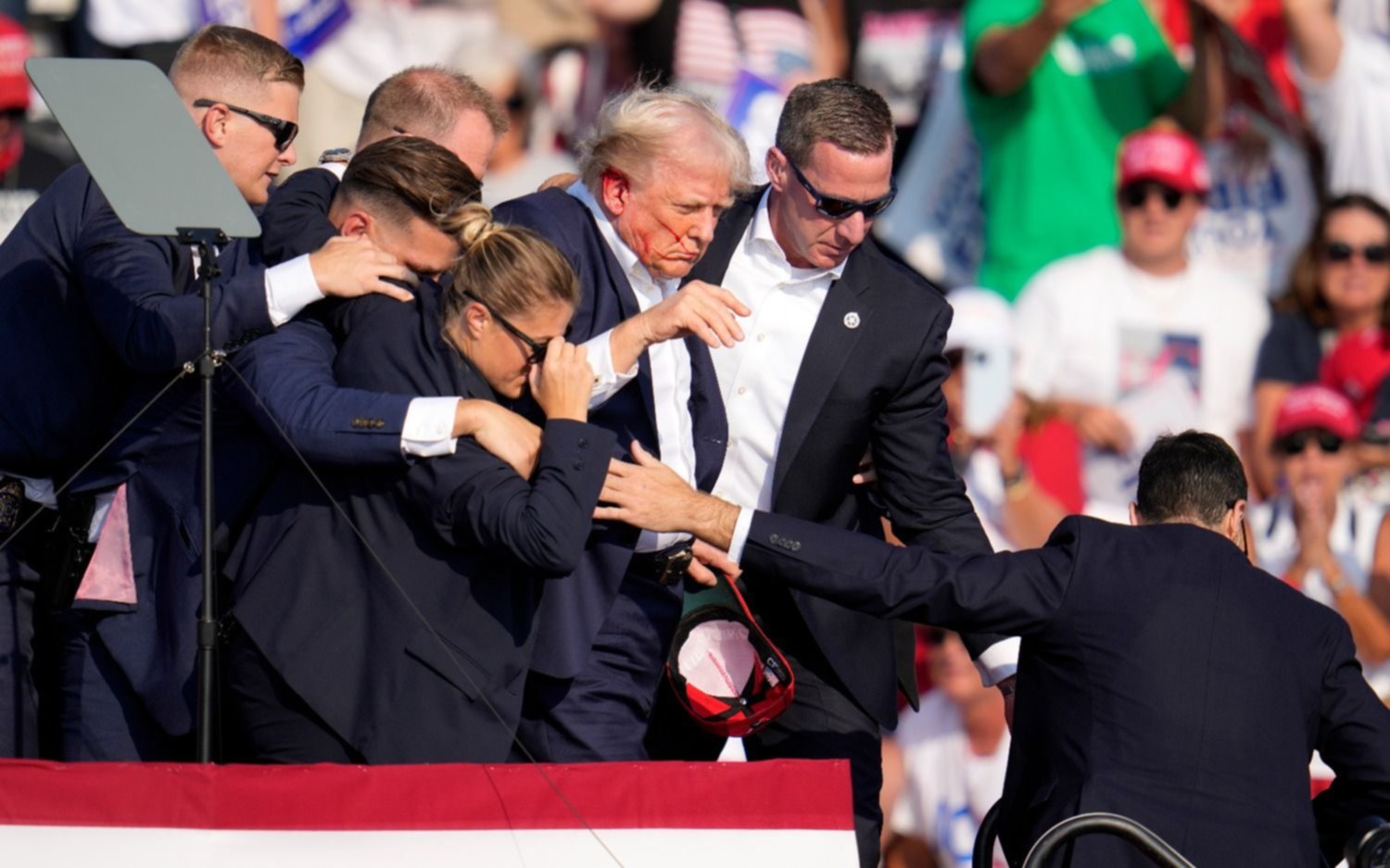 Conmoción en EE.UU: intentaron matar a Donald Trump en un acto y fue retirado del escenario ensangrentado