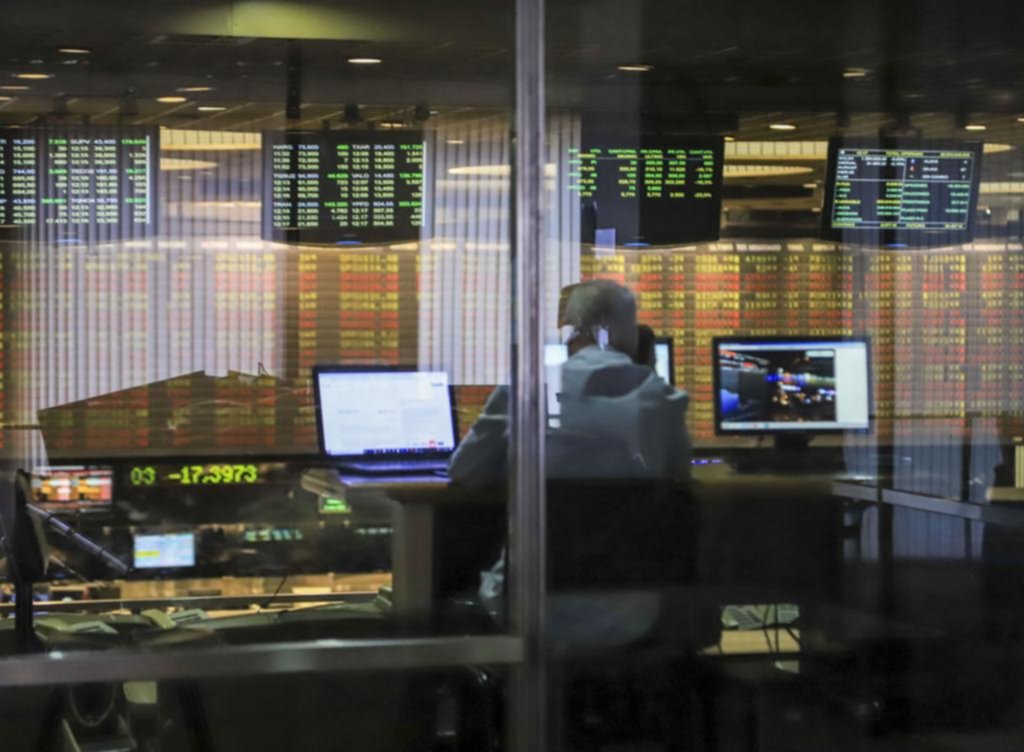 Dominó la intranquilidad en los mercados: dólar récord con baja en acciones y bonos