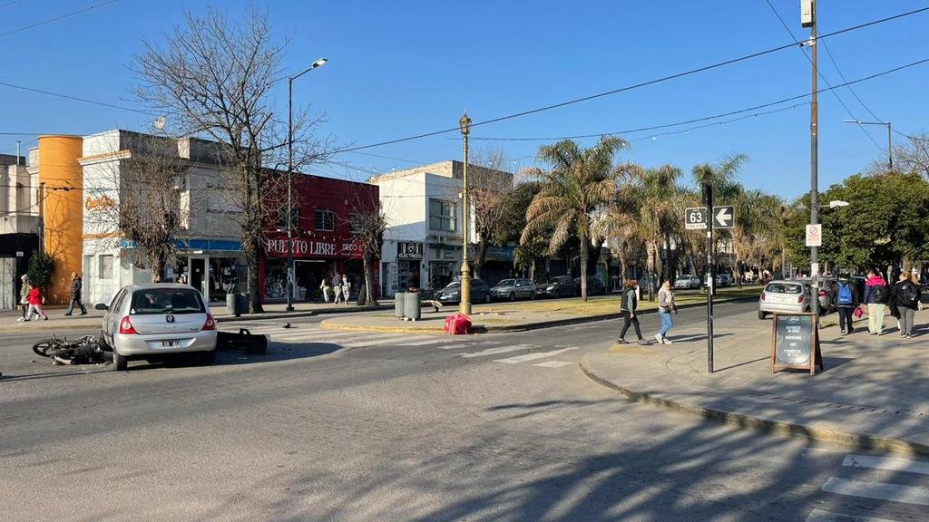 Porciones de pizza “por el aire” y un joven herido