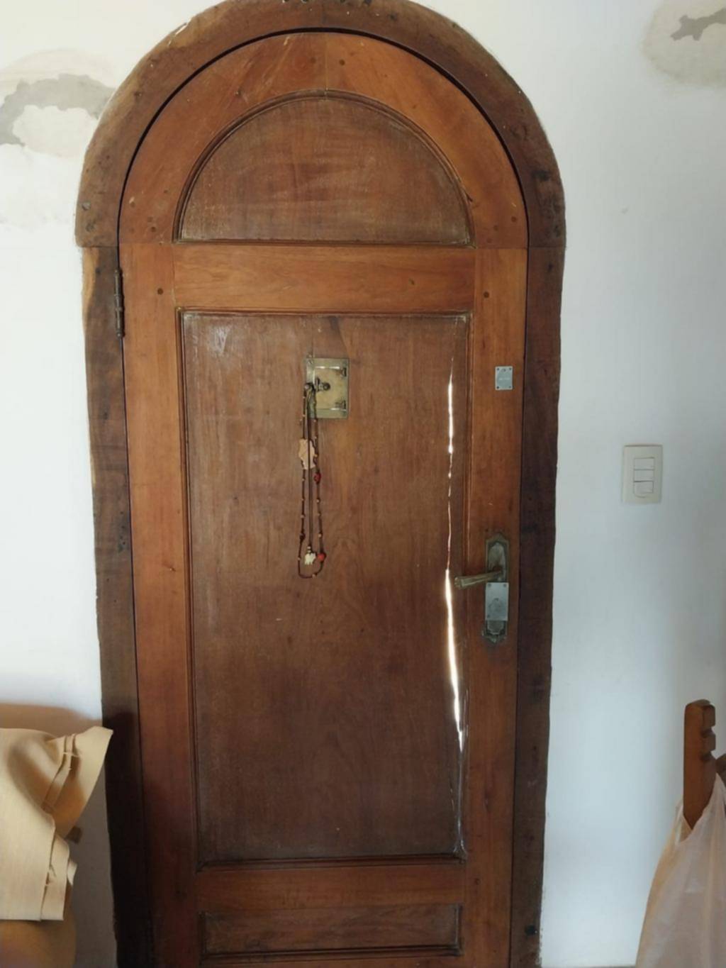 Terror en City Bell por un intento de robo en una casa: destrozaron dos puertas