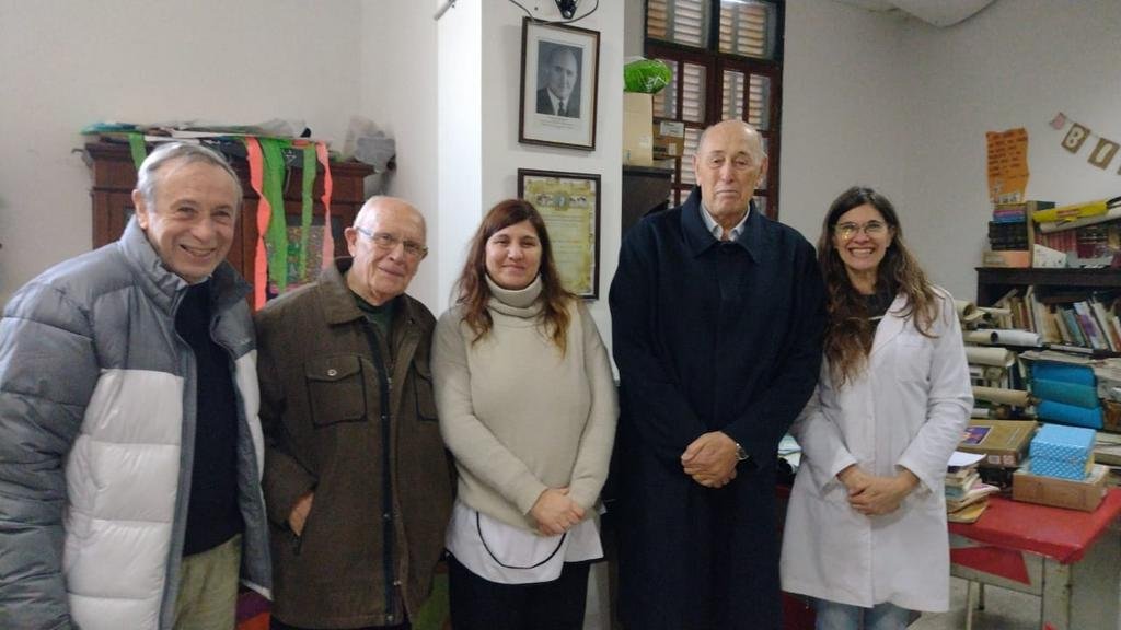 Entrega de donaciones a la biblioteca de la Escuela Nº 5