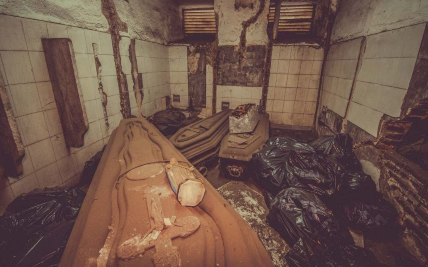Inhuman los primeros restos hallados en los ataúdes abandonados en el Cementerio de La Plata