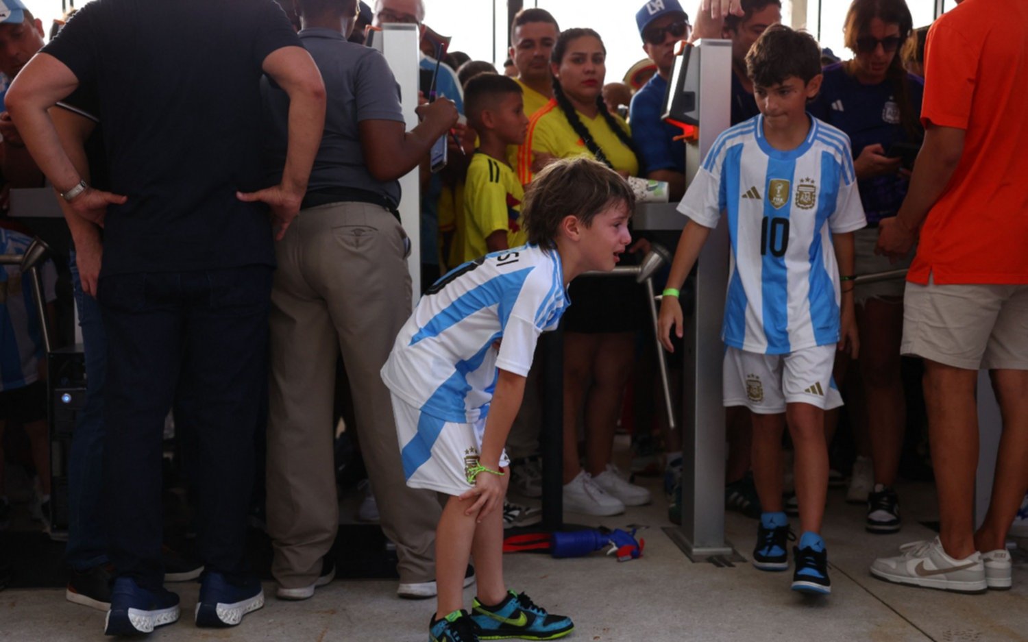 Reproches, críticas y relato de los incidentes en la final de la Copa América: familiares de futbolistas y famosos, contra la CONMEBOL