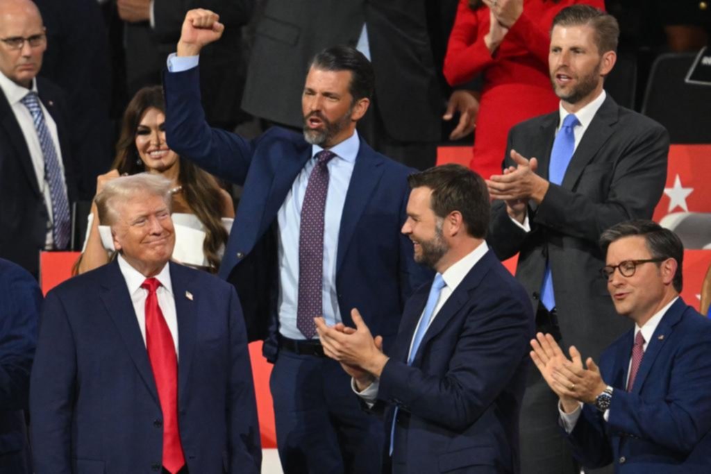 Trump, en campaña: se mostró con la oreja vendada