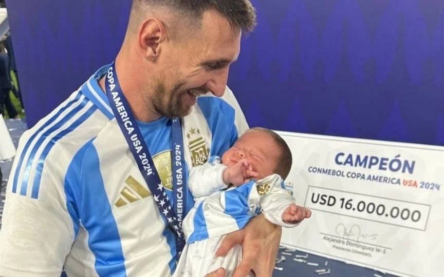En los brazos del campeón: Lionel Messi le hizo "upa a Cachetito" el hijo de Gonzalo Montiel