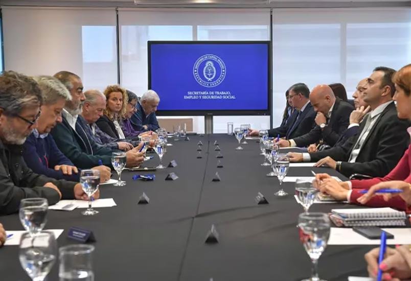 El Gobierno recibió a la CGT, que volvió a cargar contra la reforma laboral
